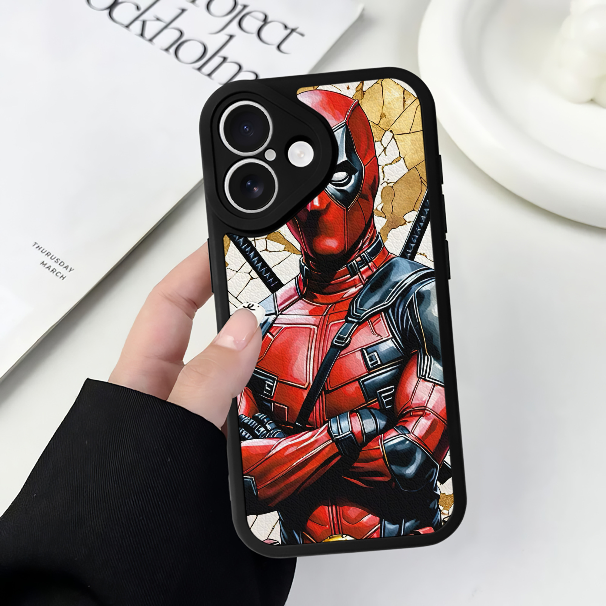 （画像用） Deadpool デッドプール 【iPhone 16シリーズ対応】シリコンスマホケース（レザー調） 材質：シリコン
